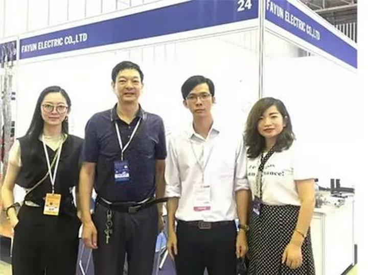Ai bảo mặc váy đen mùa hè là - Cảm hứng video marketing từ Hotspot Matrix